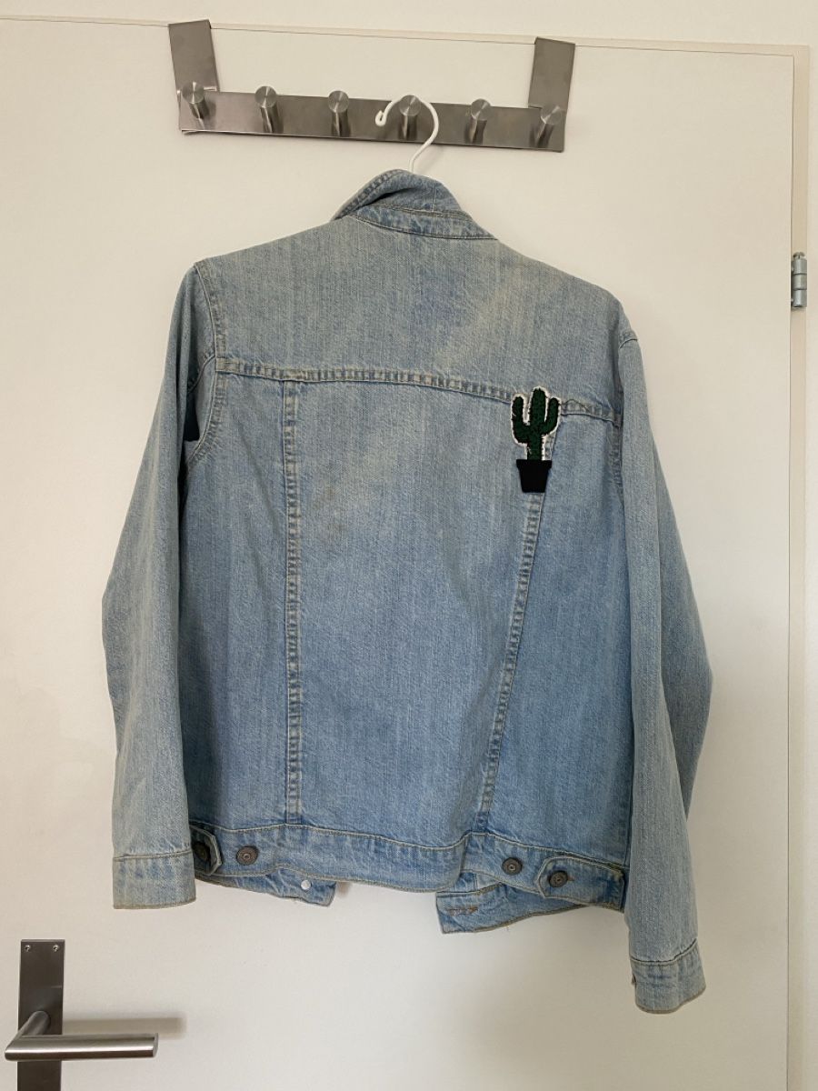 Jacken: Jeansjacke mit Badges in Grösse S – Gebraucht aus Neuenhof von UrbanBags 2