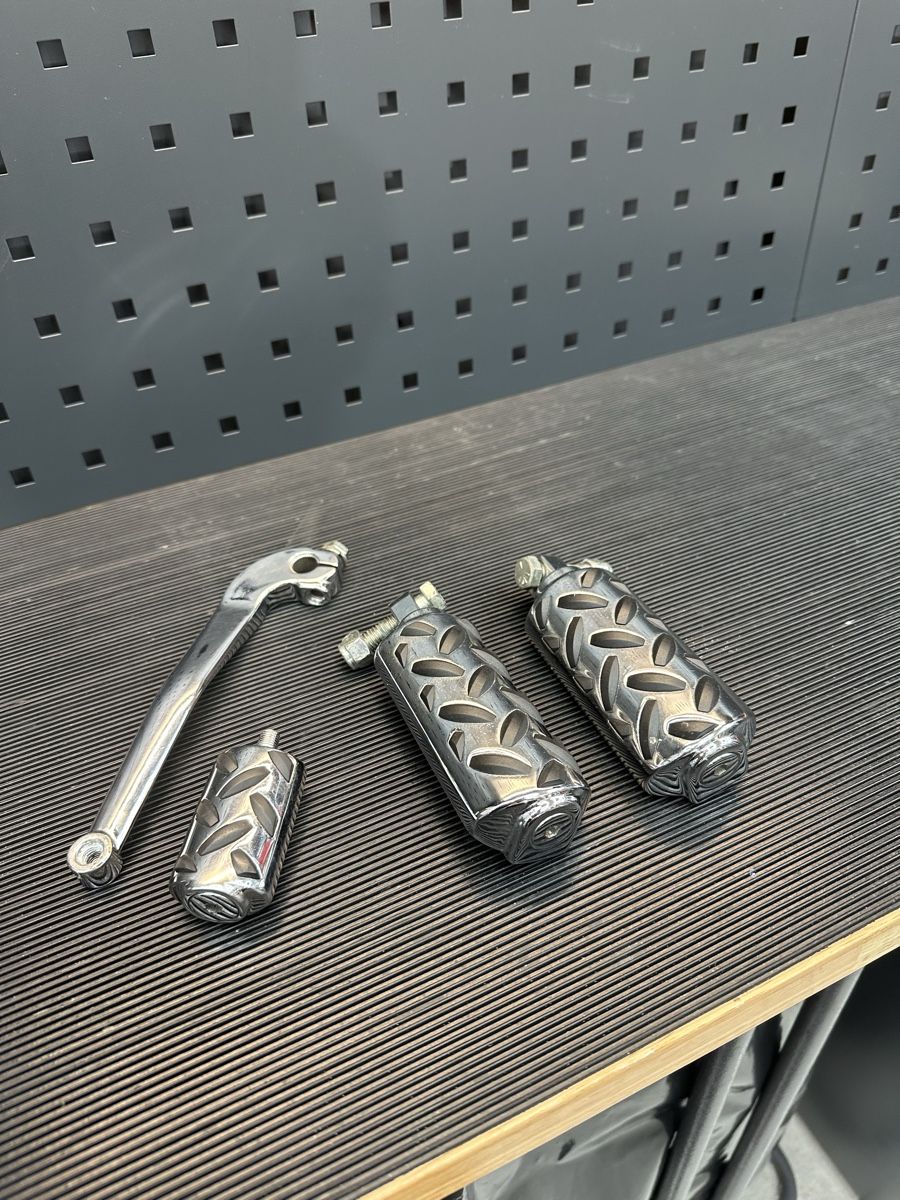 Harley-Davidson Tutti i ricambio per moto: Repose-Pieds et Sélecteur pour Harley Davidson Dyna – Usato da Pringy venduto da Antoine512ENJ 1