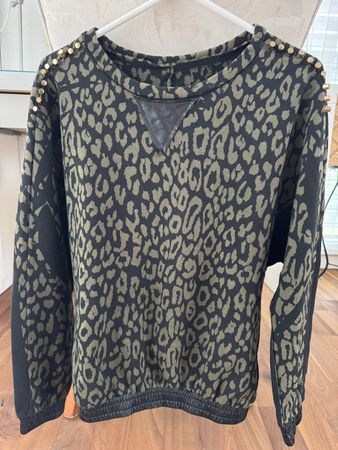 Schwarzes XS Shirt mit Animalprint und Nieten – Top!