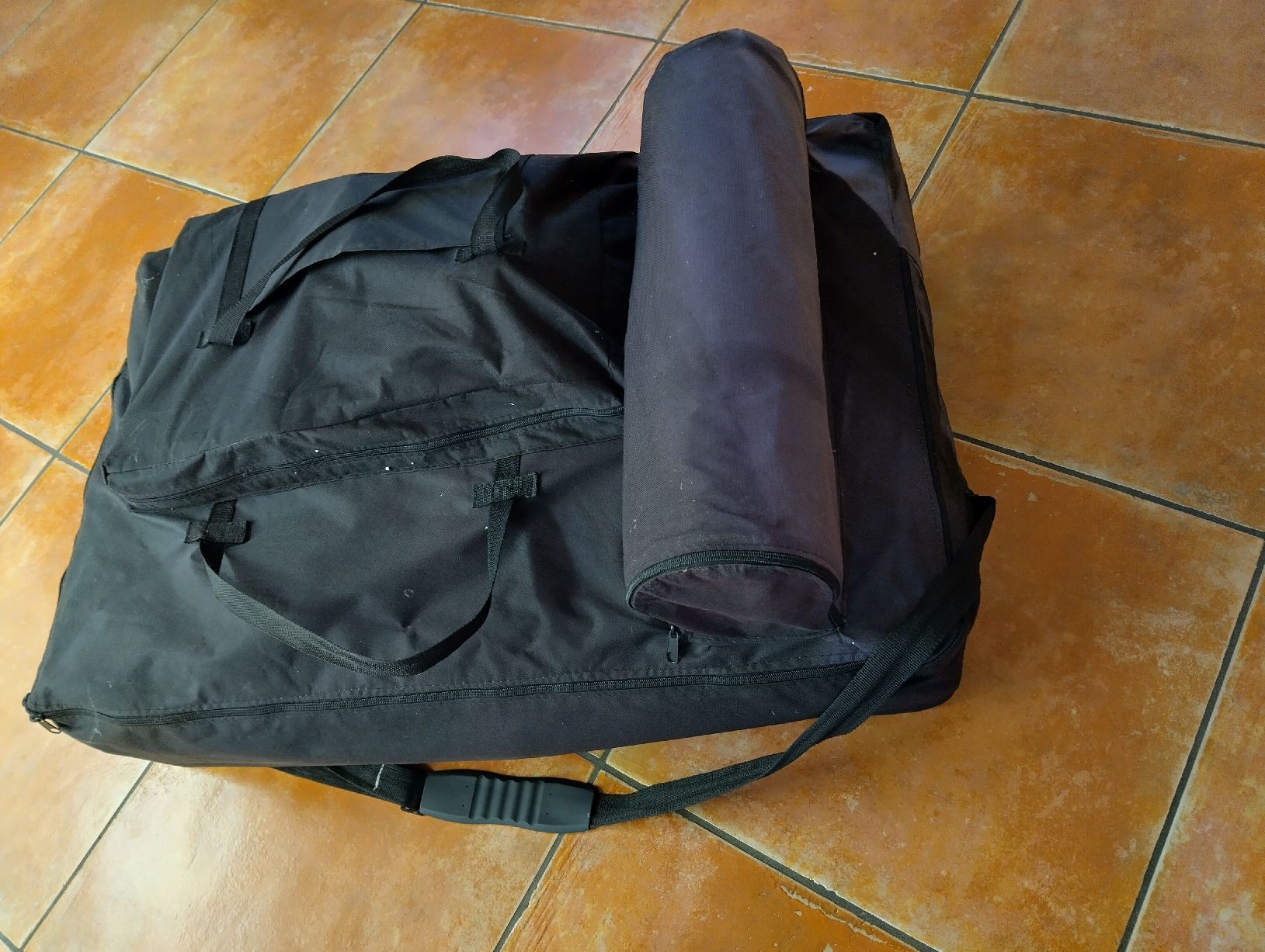TecTake Lettini & sedie per cosmetici: Table de massage TecTake pliable avec accessoires et sac – Usato da Reconvilier venduto da mpa_7b2k 4
