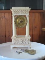 Französische Alabaster Kaminuhr