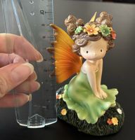 Figur Fee mit Fluegeln und Blumen ca 9cm Hoehe 10cm Breite