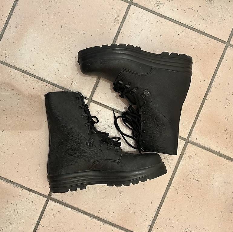 Schweizer Armee Scarpe da uomo: Scarponi Swiss Army original – Usato da Viganello venduto da marasmamarasma