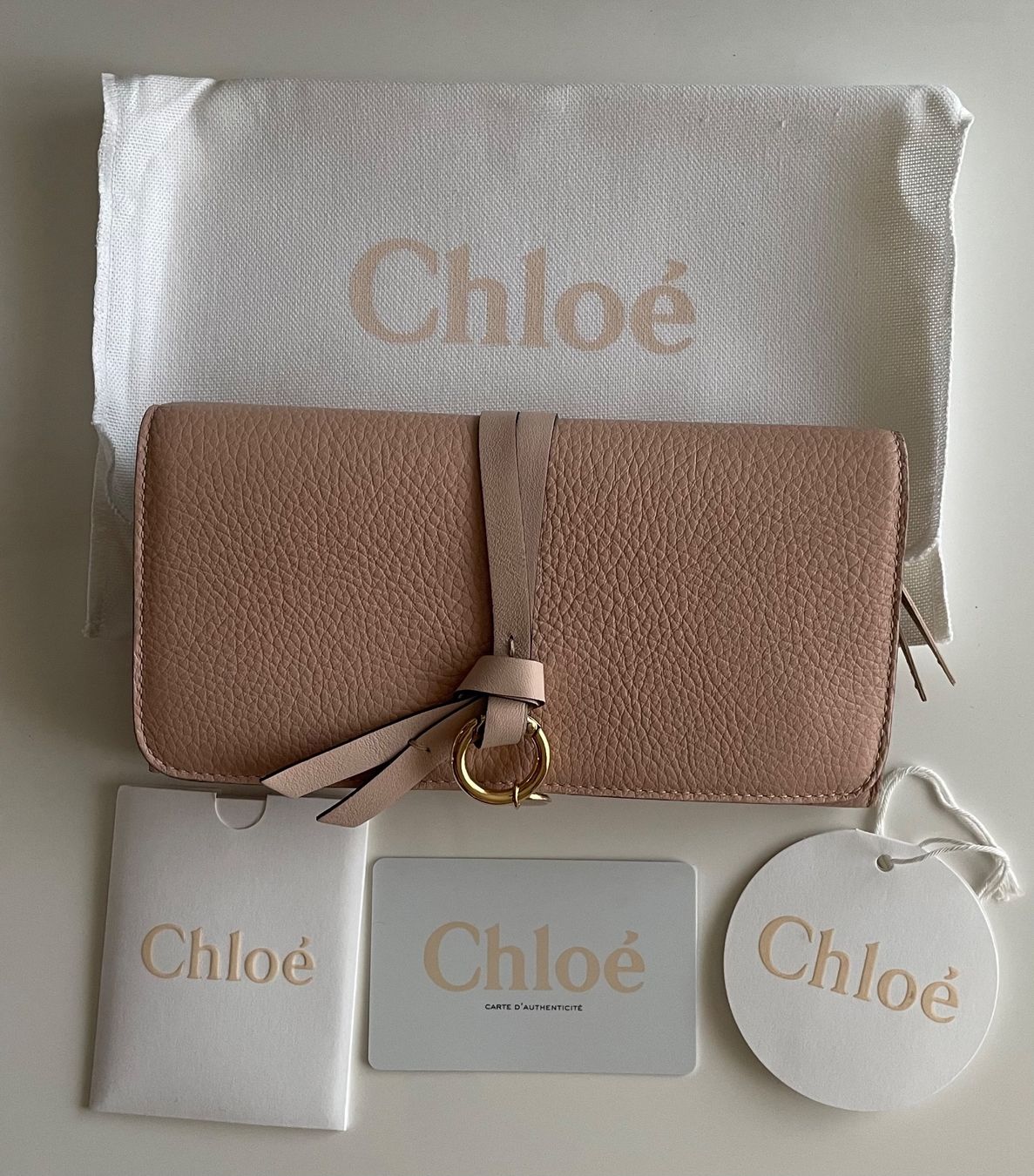 Chloé Portamonete: Chloé Alphabet Leder Portemonnaie – Nuovo e nell'imballaggio originale da Benken ZH venduto da Teessino