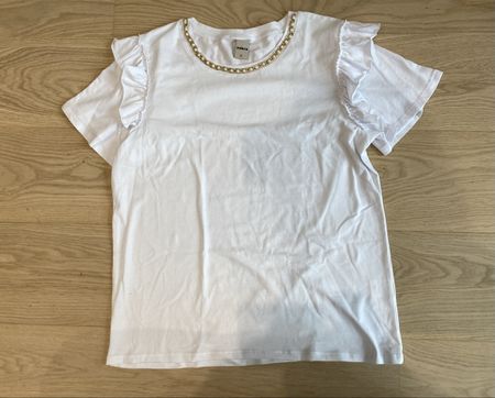 Joli t-shirt blanc à volants col chaînes collier perles XL