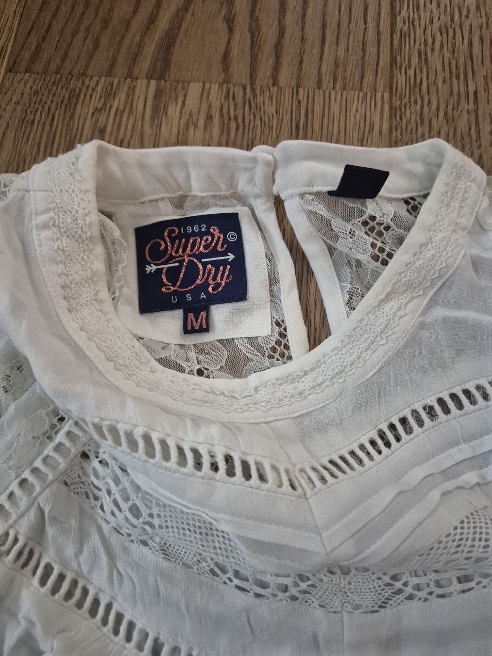 Superdry Blusen: superdry frauenbluse Gr.M weiss – Gebraucht aus Ostermundigen von Louhdezd 1