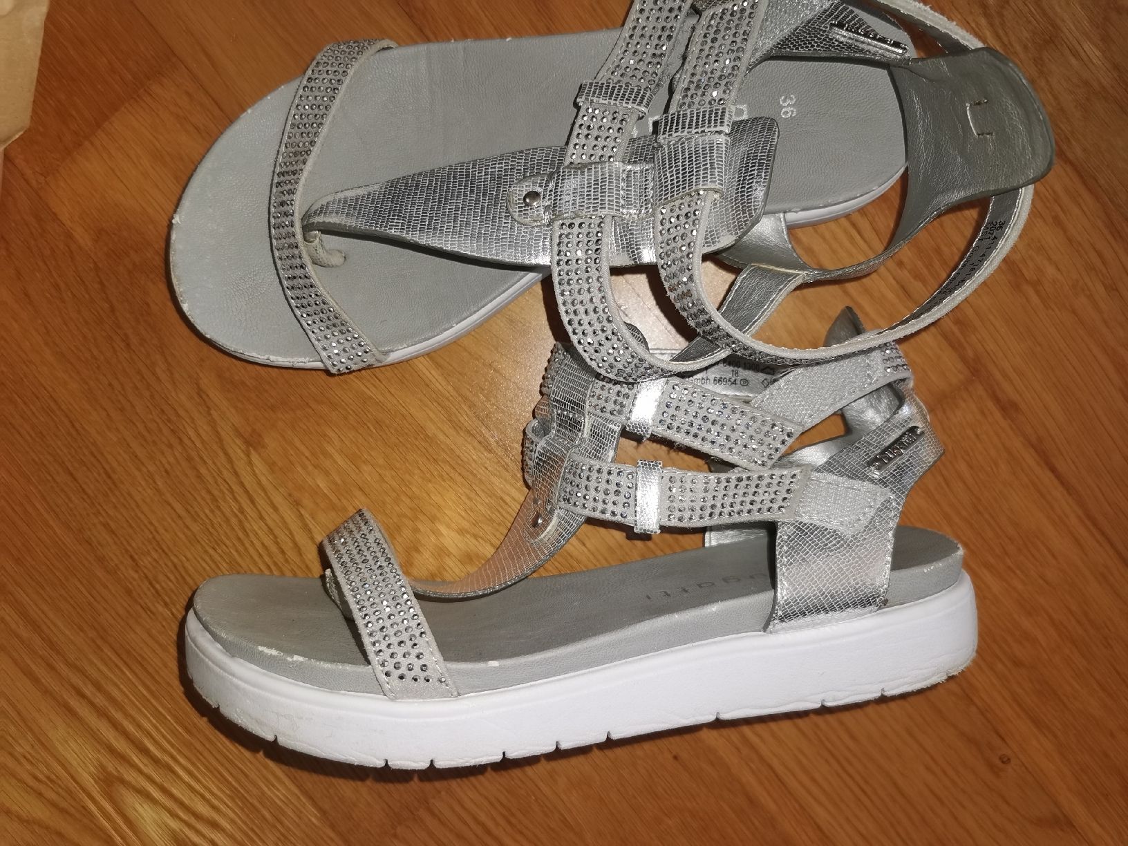 Bugatti Schuhe für Mädchen: Bugatti Sandalen Gr 36 – Gebraucht aus Sursee von Ventiduese