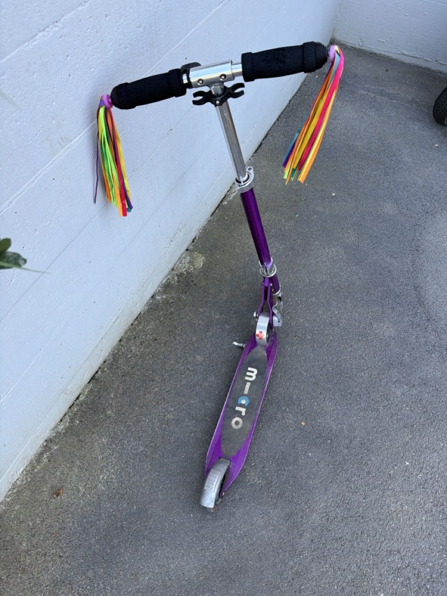 Micro Kickboard: Lila Micro Scooter, Bändeli am Lenker (abnehmbar) – Usato da Egnach venduto da Staubius2 1