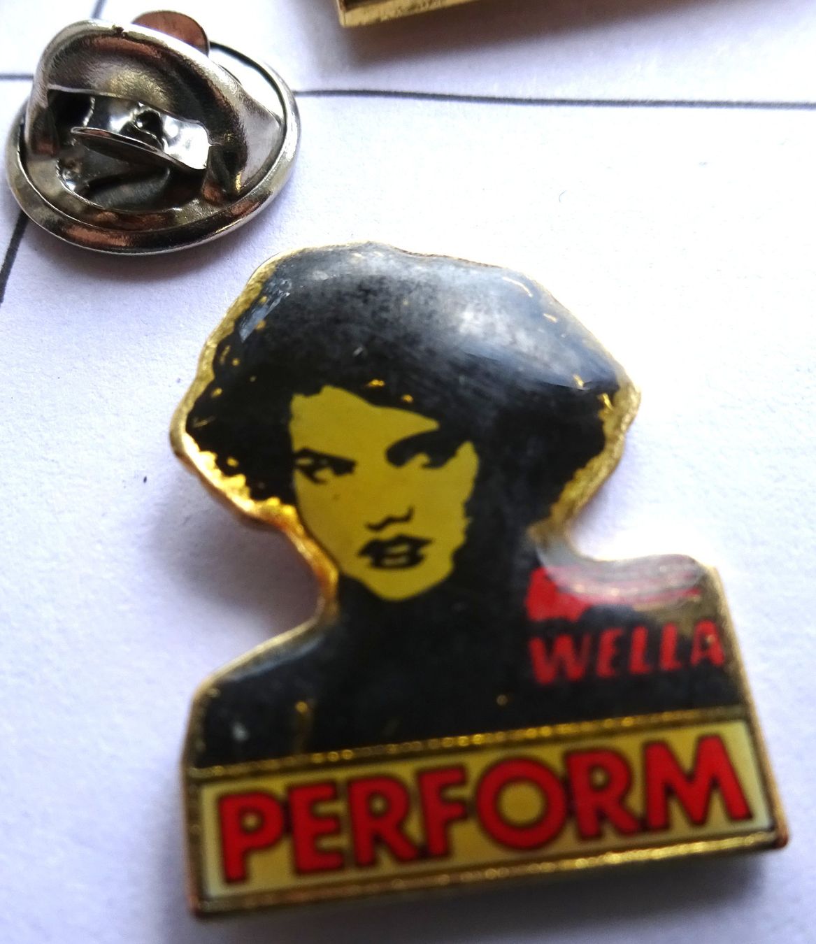 Plaquettes & Badges: PIN  PERFORM  Brustbild Wella – D'occasion à Utzenstorf par BUtter81