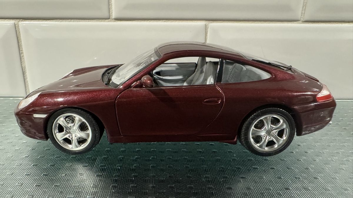 Bburago Modellini d'auto: Porsche 996 Carrera 4 1/18 – Usato da Saillon venduto da Tom78vs