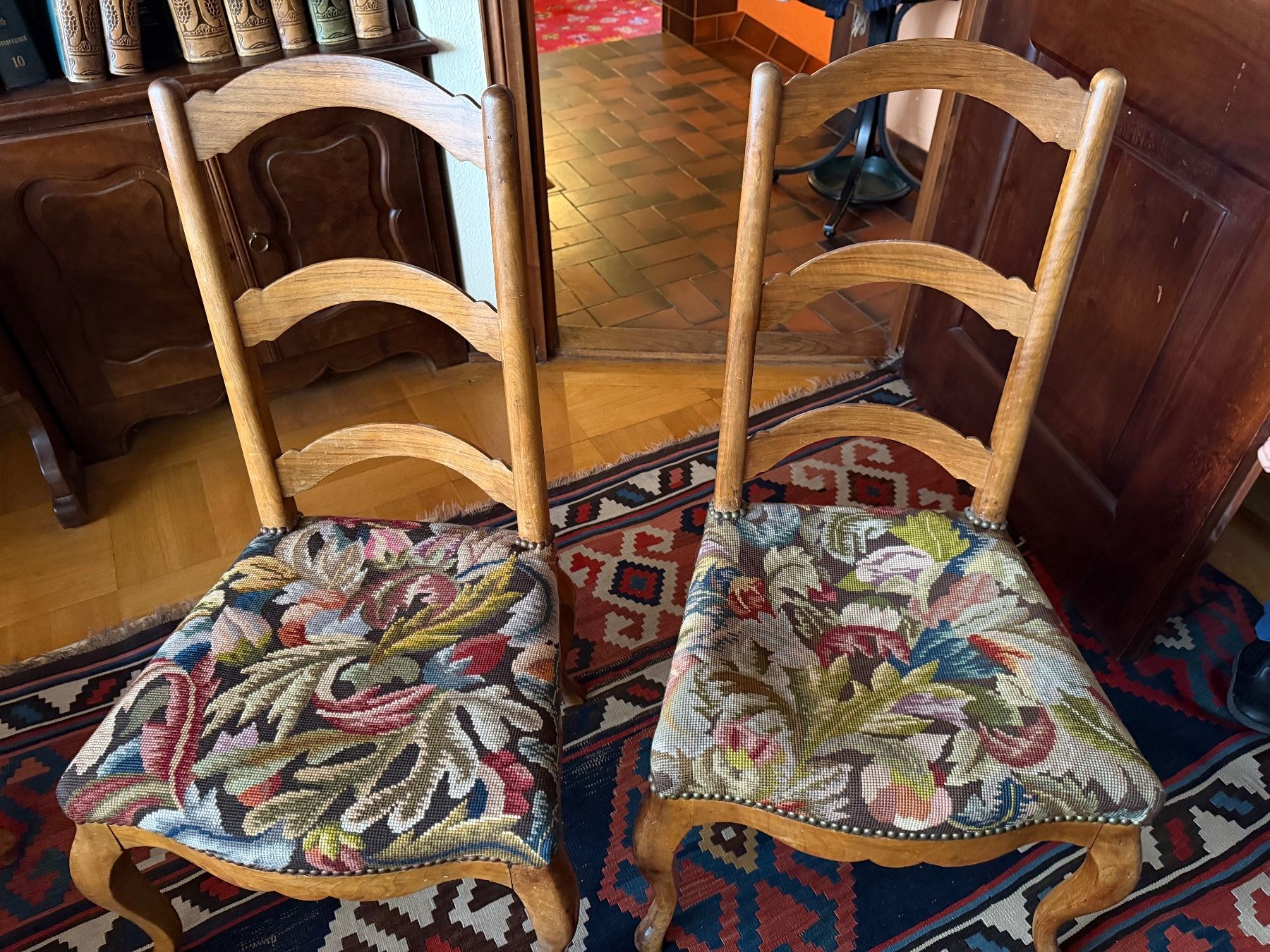 &Tradition Sedie: Chaises rustiques en bois massif, assises fleuries. État ... – Usato da Bullet venduto da mat_7ssb