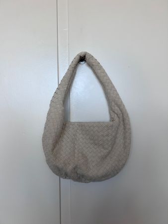 Trendige, hellbeige Handtasche in Flechtoptik — neuwertig!