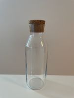 Karaffe aus Glas mit Korkdeckel
