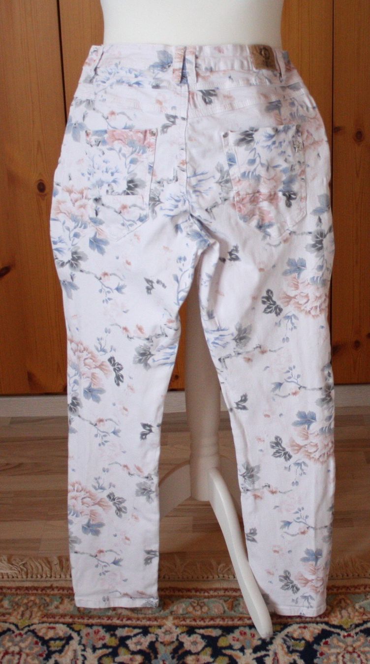 Hosen: Hose KAROSTAR weiss - bunt Gr. 44 – Gebraucht aus Flüelen von Diversicum-Curvy 4