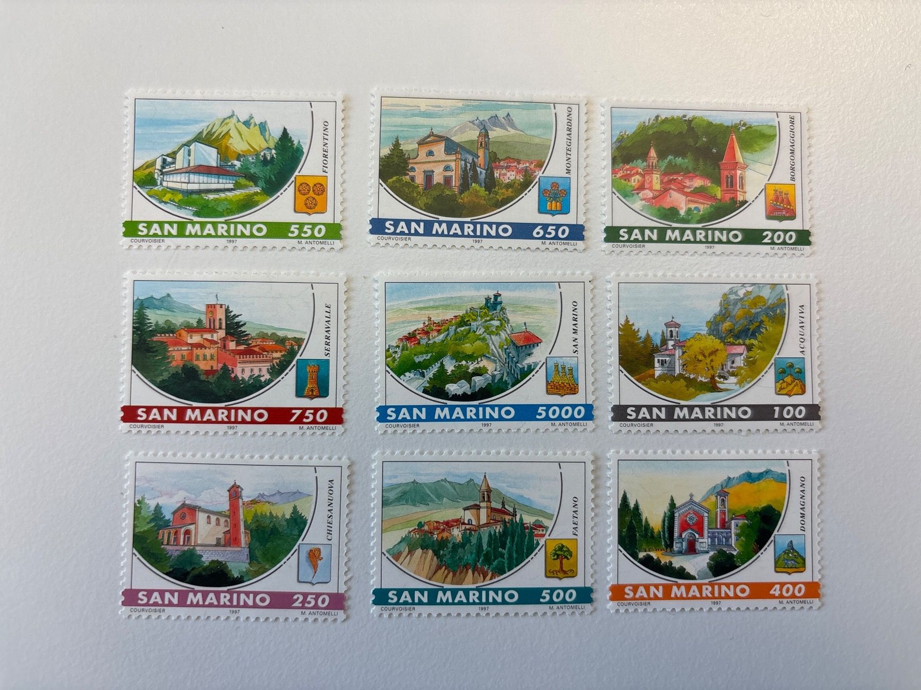 Tutti i francobolli: 9 San Marino Briefmarken, Postwertzeichen, Ansichtskarten – Nuovo e nell'imballaggio originale da Zürich venduto da engebrunau