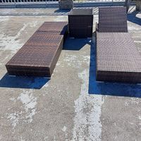 2 rattanliegen mit Tisch und polster