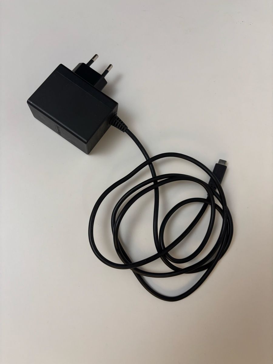 Nintendo Konsolen: Nintendo Switch + 2 Spiele + Pro Controller + Ständer – Gebraucht aus Lausanne von dcl2013 1