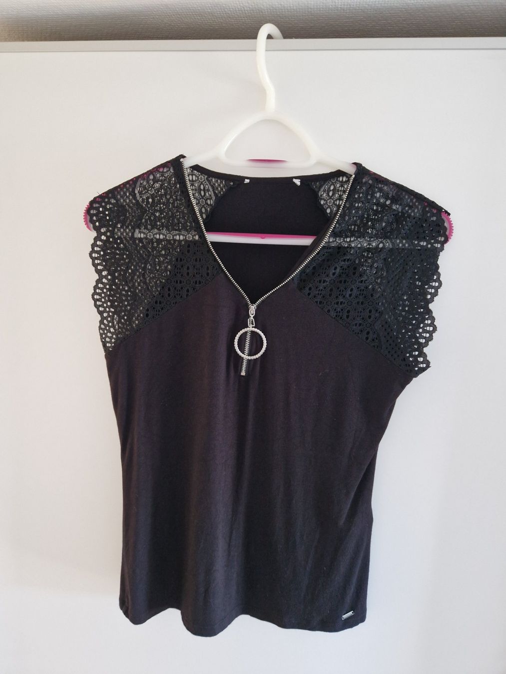 T-Shirts: 2 Spitzenshirts – Neu (gemäss Beschreibung) aus Oberuzwil von f7g_6jyl 1