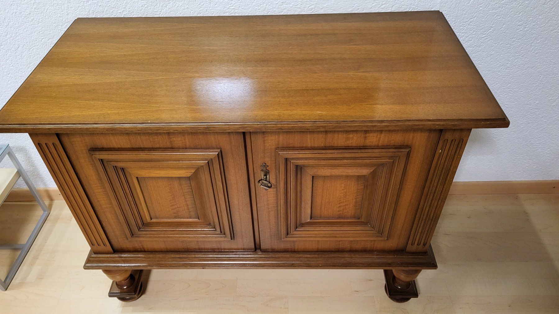 Cassettiere: Nussbaum-Kommode aus massiv Holz – Usato da Neuheim venduto da Whuebscher 1
