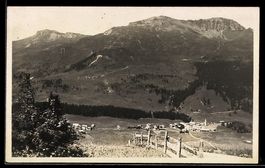 Foto-AK Parpan, Ort mit Kirche und Bergpanorama