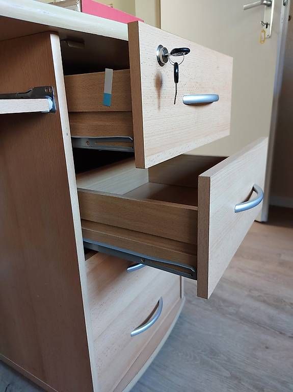 Scrivanie: Bureau 150 x 70 cm à donner – Usato da Lausanne venduto da cib_5ltp 2