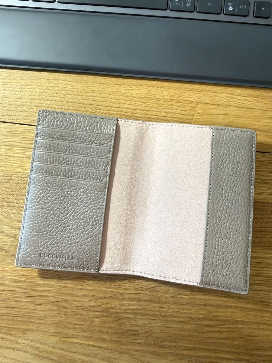 Coccinelle Brieftaschen: Coccinelle leather passport holder with box – Gebraucht aus Winterthur von LeLe0606 3
