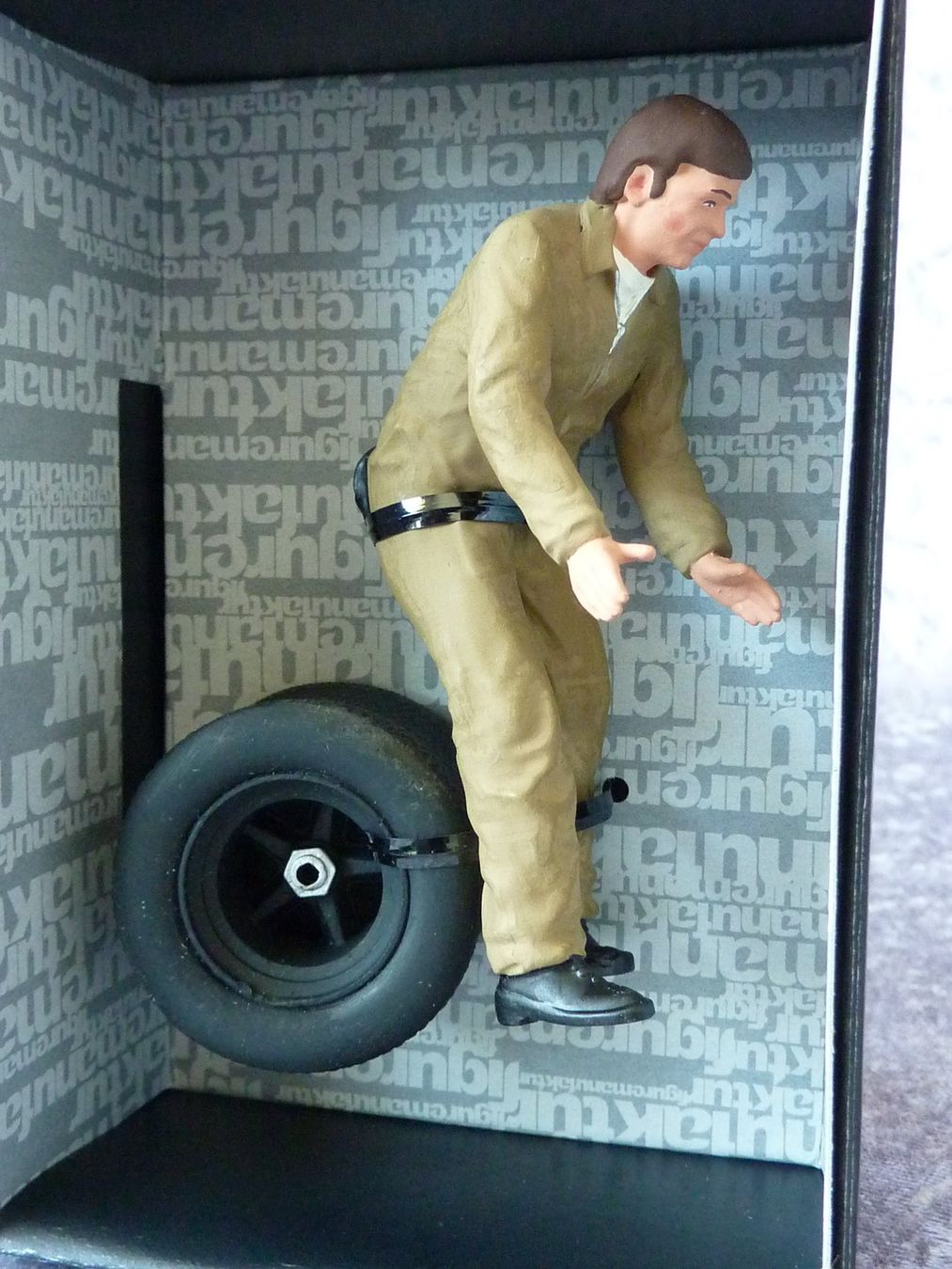 Modellini d'auto: Figur Mechaniker mit Rad 1:18 – Nuovo (secondo la descrizione) da Dürrenäsch venduto da modellautos4you 2
