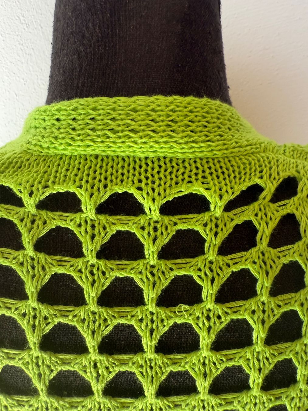 Cappotti: Feinstrickcardigan in Netzoptik – Usato da Sigriswil venduto da ck56 4