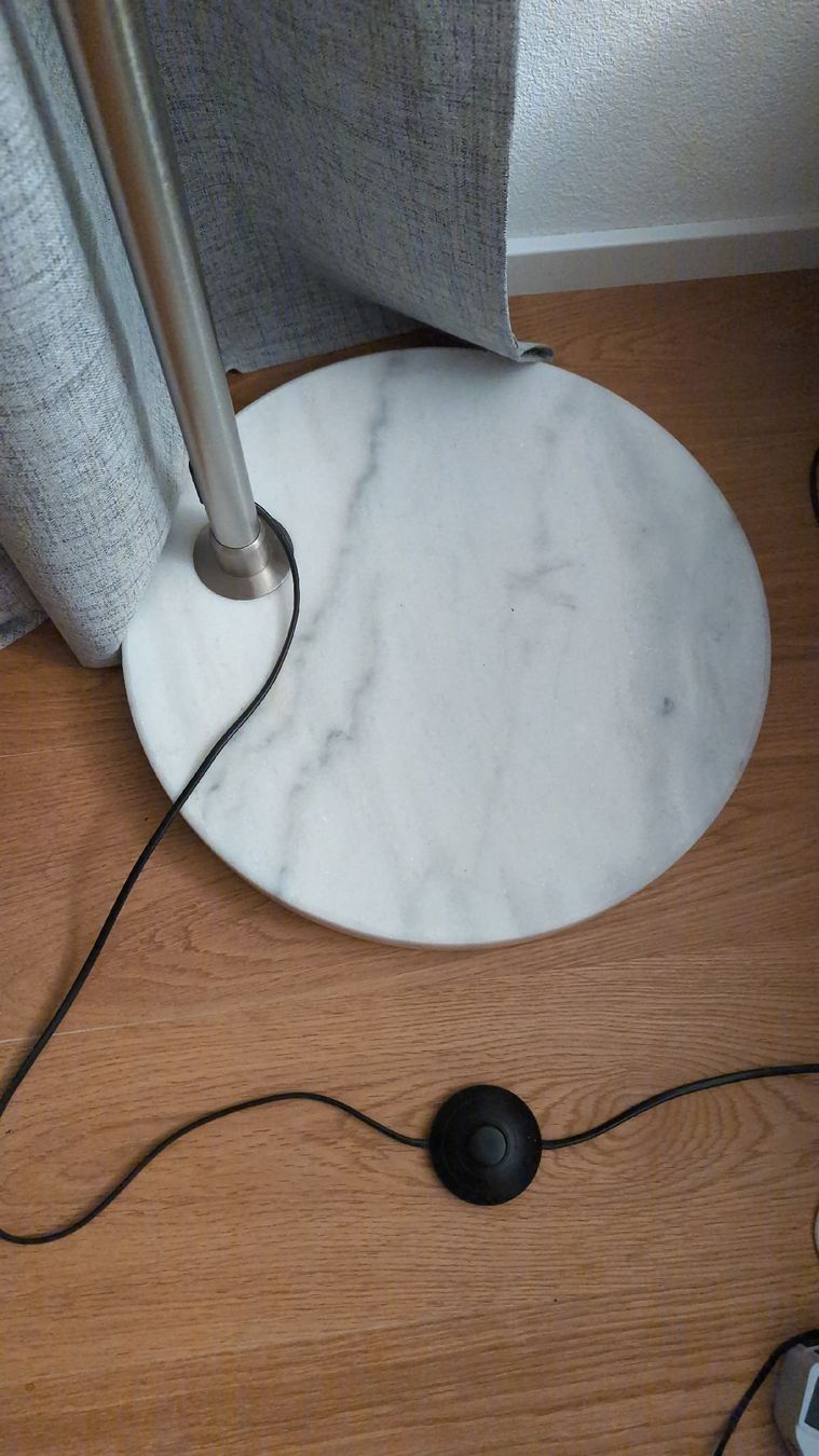 Lampes: Bogenlampe mit Marmorsockel und weissem Schirm – D'occasion à Dübendorf par DariaD 3