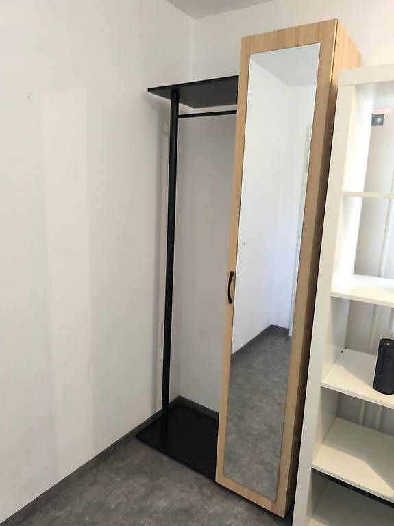 Guardaroba: Garderobe mit Spiegelschrank – Usato da Oberuzwil venduto da sch_52p7