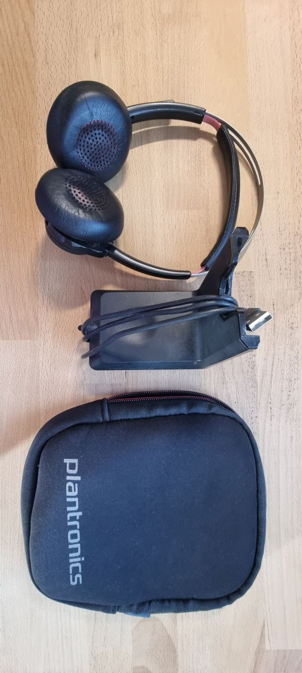 Casques audio: Plantronics Headset mit Ladestation gebraucht – D'occasion à Herzogenbuchsee par Capodeicapi 1