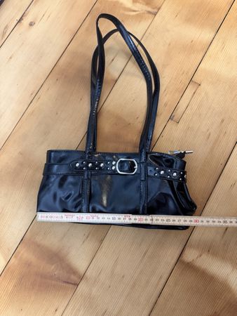 Handtasche schwarz mit Nieten und Schnalle gebraucht