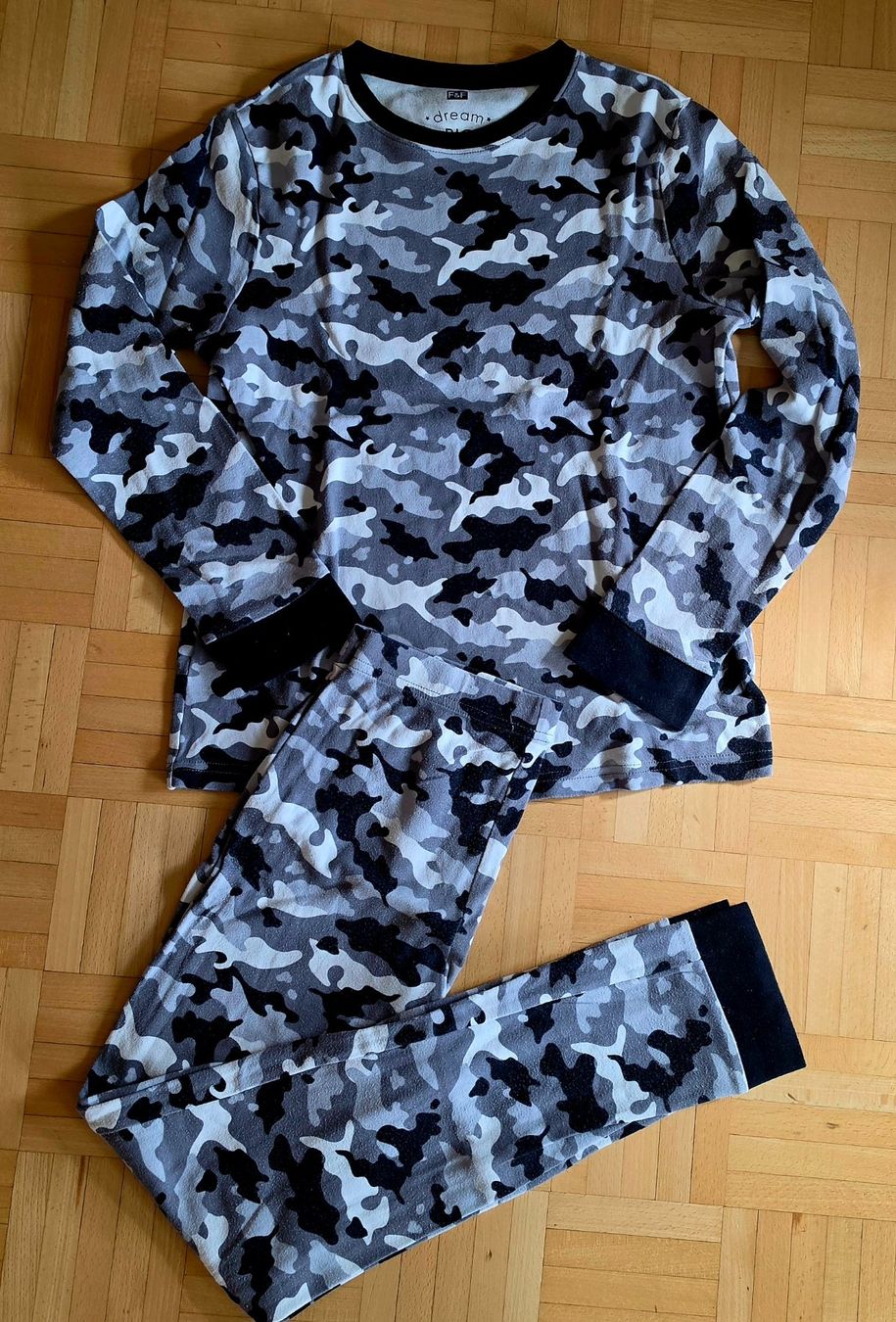 Pyjamas & Ähnliches: Pyjama 146 – Gebraucht aus Ruggell von liverzano1