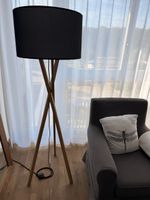 Elegante Stehlampe mit Holzfüssen - Top Zustand!