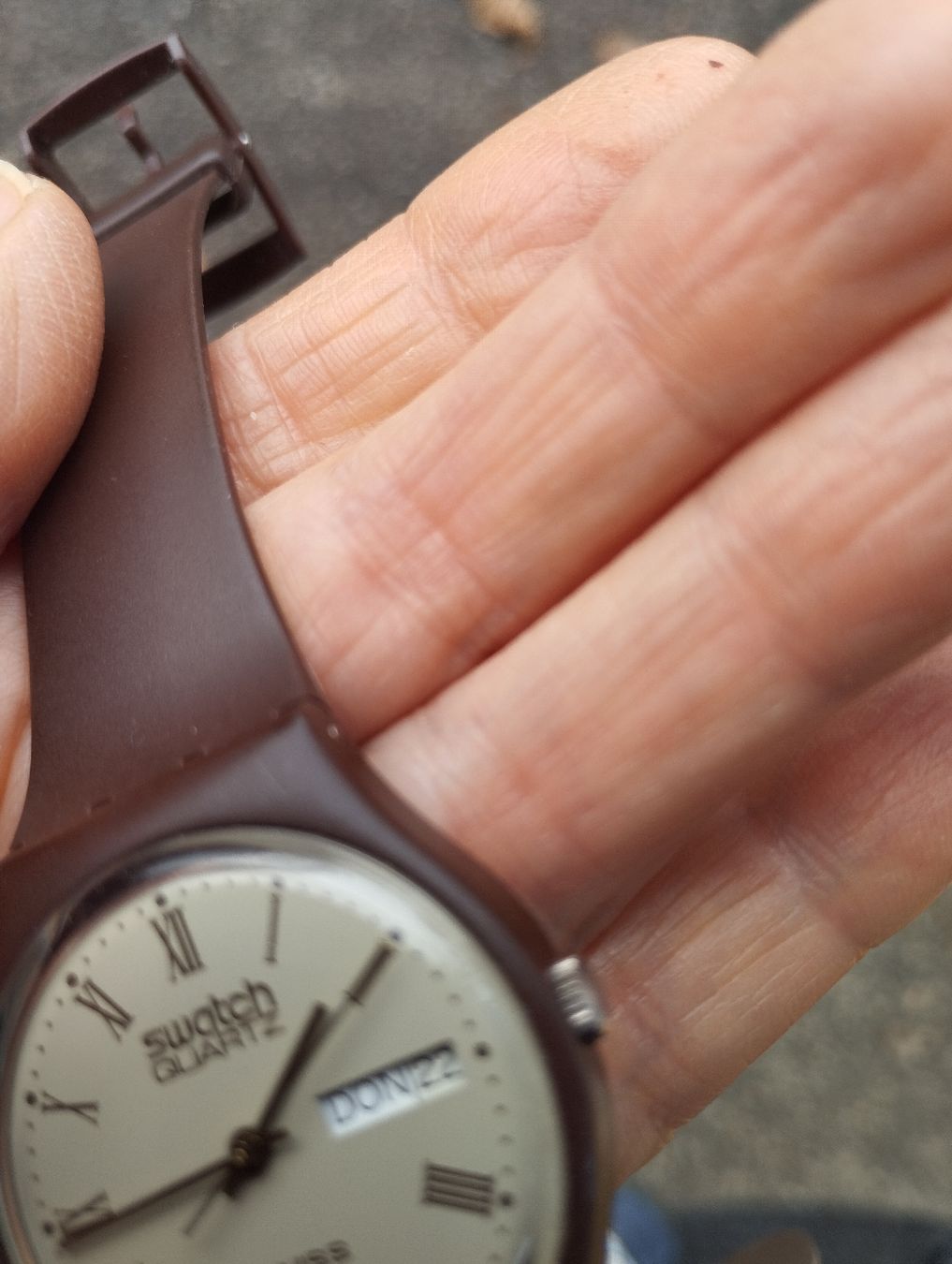 Swatch Orologi: Swatch braun, Backcode 983, Tag & Datum, sehr gepflegt, neu – Nuovo (secondo la descrizione) da Ostermundigen venduto da Dinge1 3