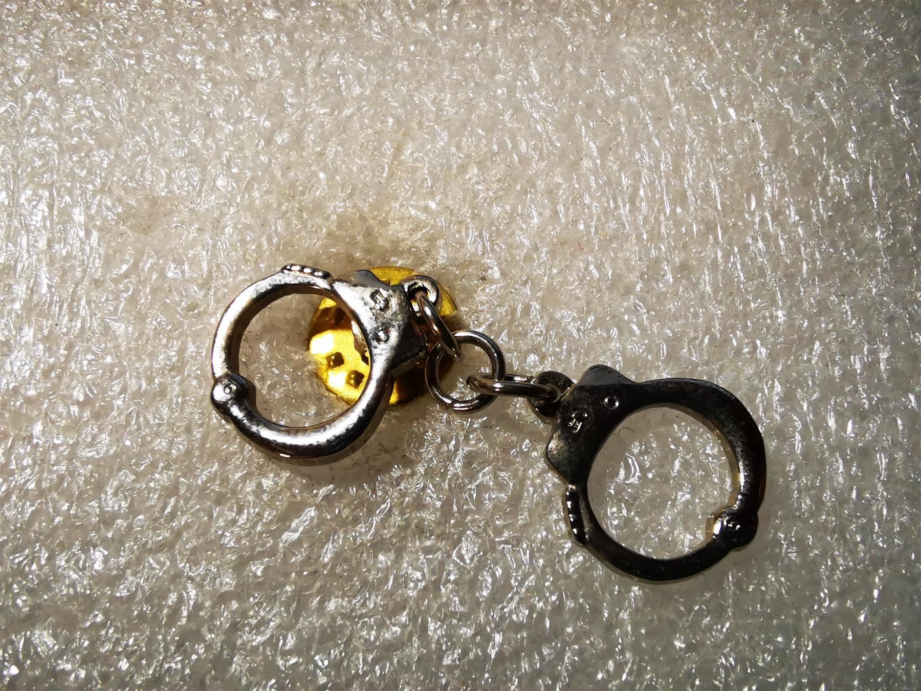Placchette & Badge: Ansteckpin 87: Handschellen – Usato da Oppligen venduto da Pin-Fall-Shop