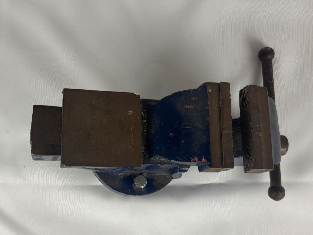 Tutti gli attrezzi: Schraubstock blau Gebraucht – Usato da Wettingen venduto da Wendemarket 1