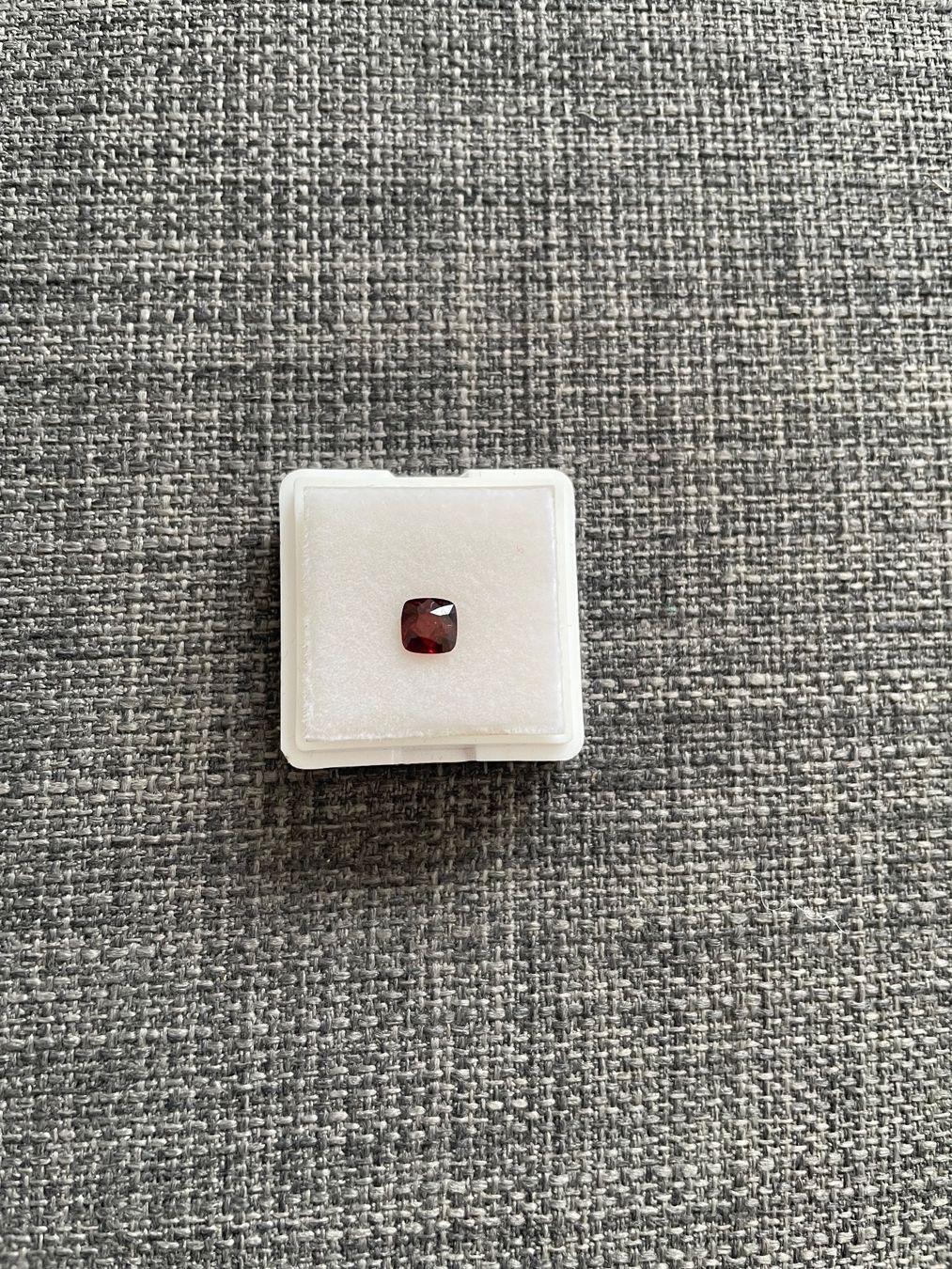 Pietre preziose: Spinell Dunkelorange / Rot, 0.95 Karat – Usato da Wetzikon ZH venduto da Nicitarasco