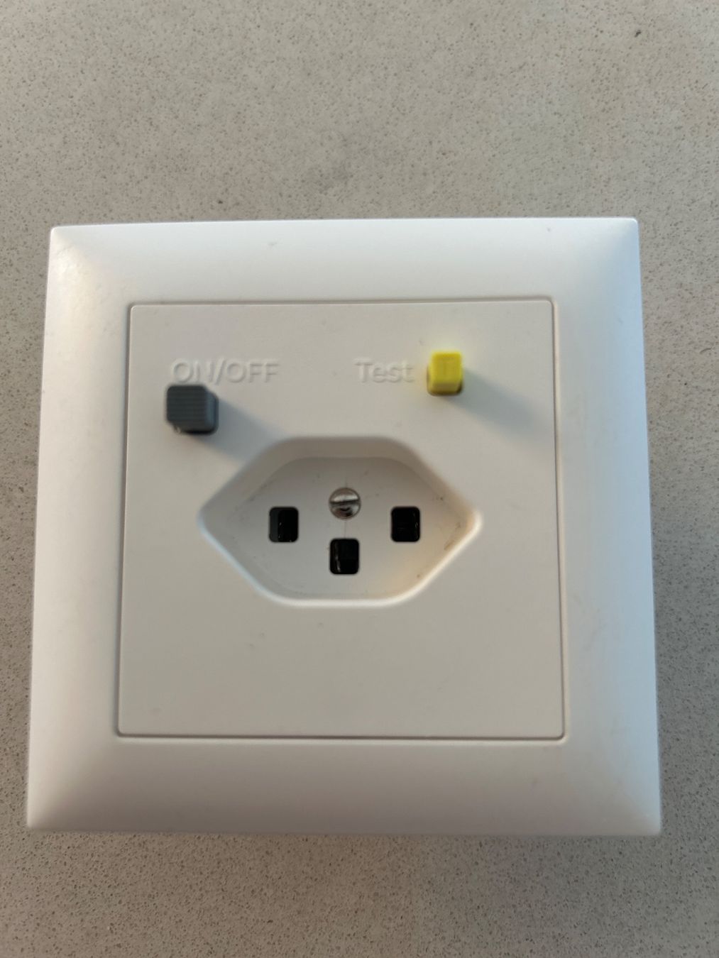 ABB Stecker: Feller UP T13 mit FI Schutz – Gebraucht aus zürich von pauloreal