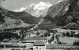 KANDERSTEG Bahnhof mit Bahn