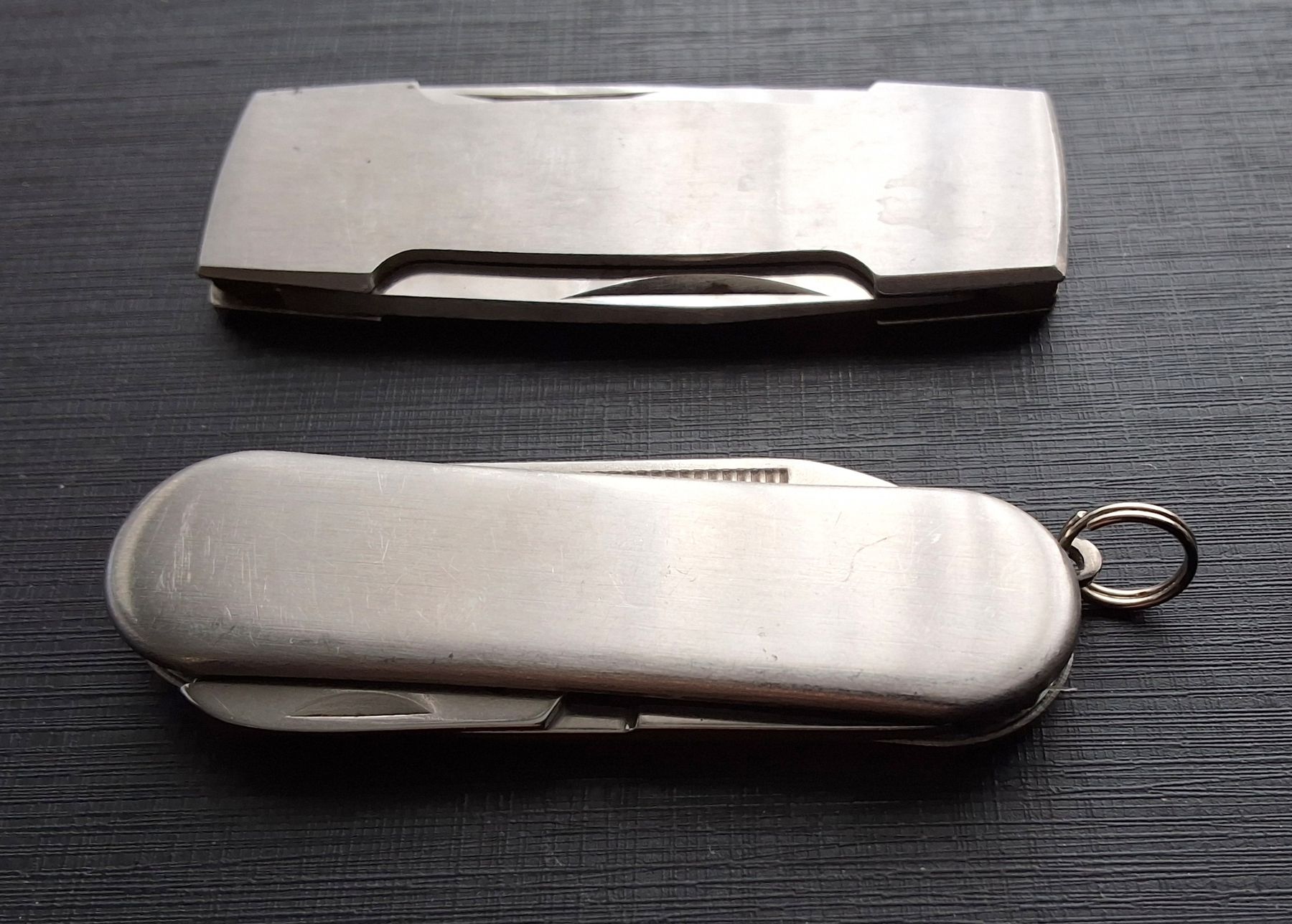 Coltelli tascabile: 2 kleine Taschenmesser (silberfarbig) – Usato da Oftringen venduto da Waltereg