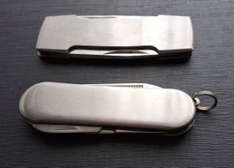 2 kleine Taschenmesser (silberfarbig)