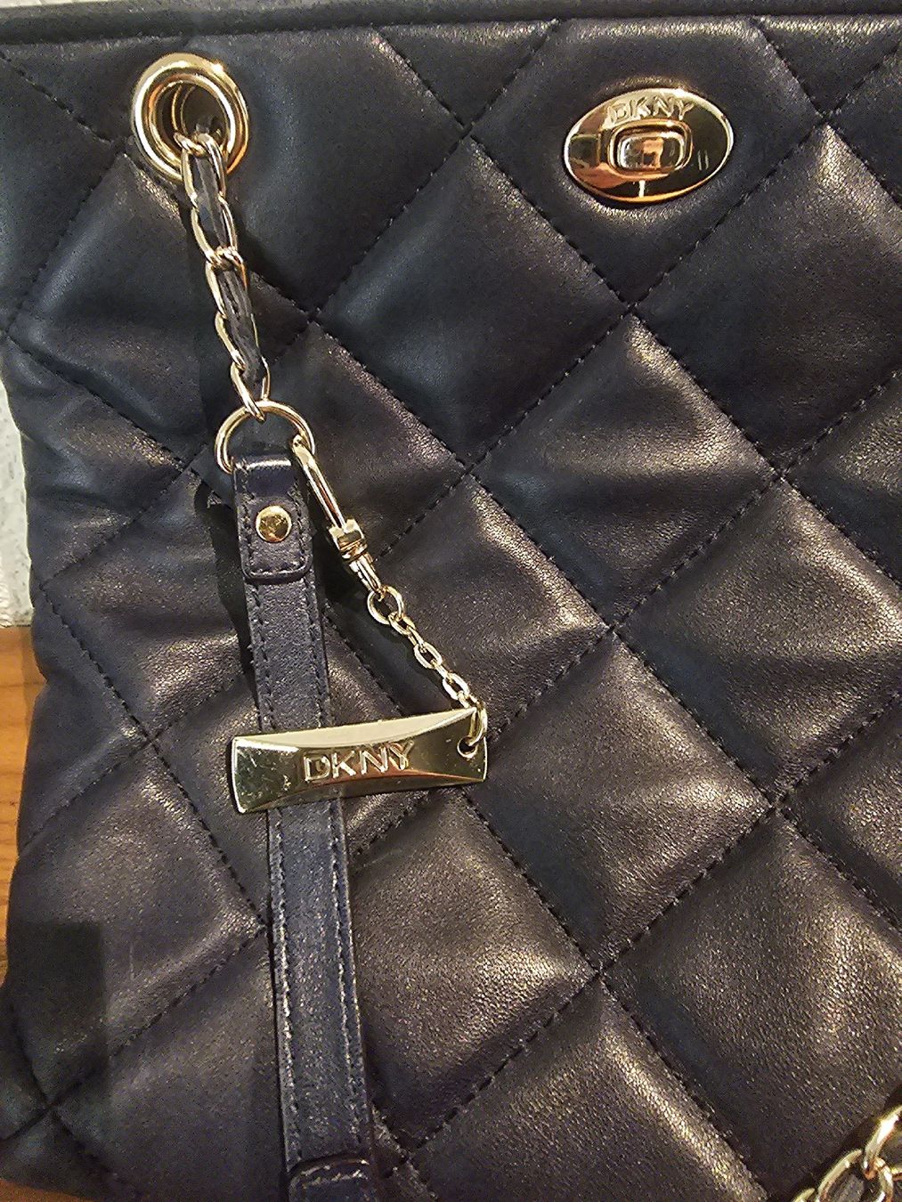 DKNY Taschen für Damen: 👜 DKNY Damenhandtasche – gesteppte Leder – Dunkelblau – Gebraucht aus Zunzgen von Fleksi 4