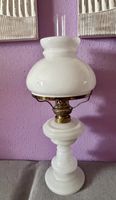 Lampe à pétrole en opaline blanche antique Vintage