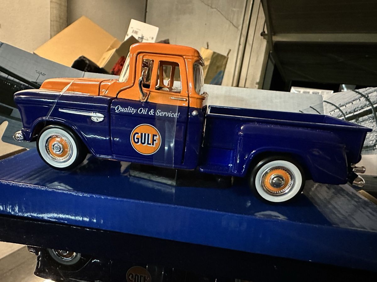 Chevrolet Voitures modèles: Chevy stepside 1955 5100 gulf pick up Oldtimer classic  – Neuf avec emballage d'origine à Reinach AG par rares75 2