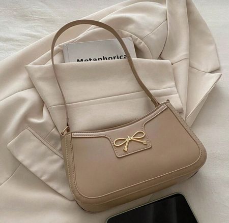 Petit sac à main beige avec noeud doré