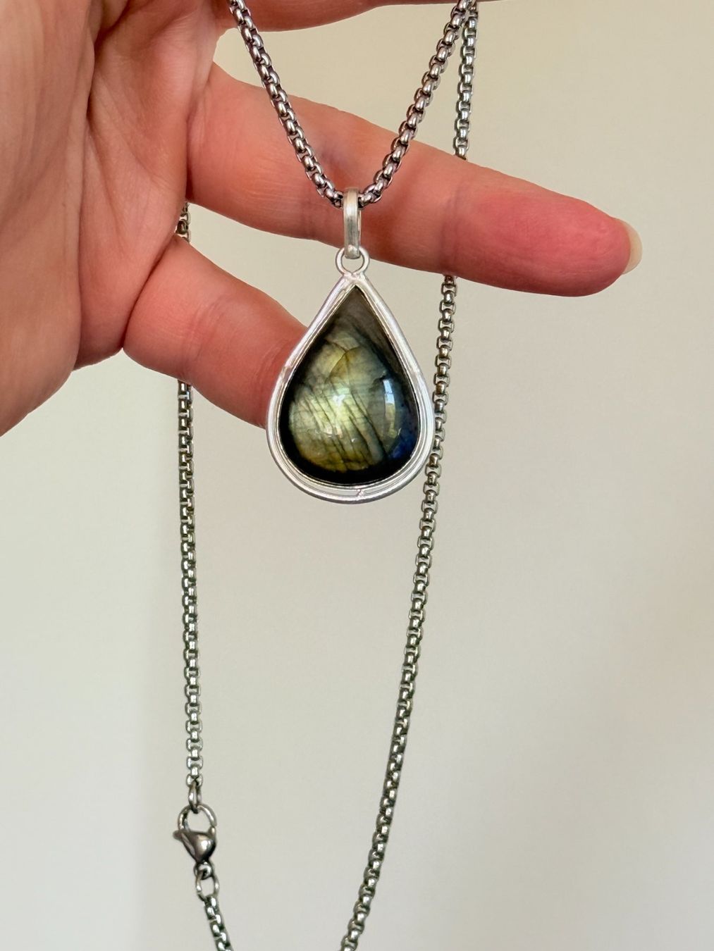 Catenine: Pendentif Labradorite  - Élégant & Unique – Nuovo e nell'imballaggio originale da Genève venduto da AWWA