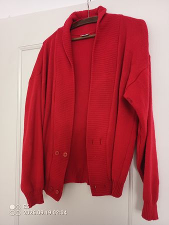    Jacke  mit Knöpfen und Kragen