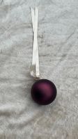 Bordeauxrote Christbaumkugel matt mit Satinband