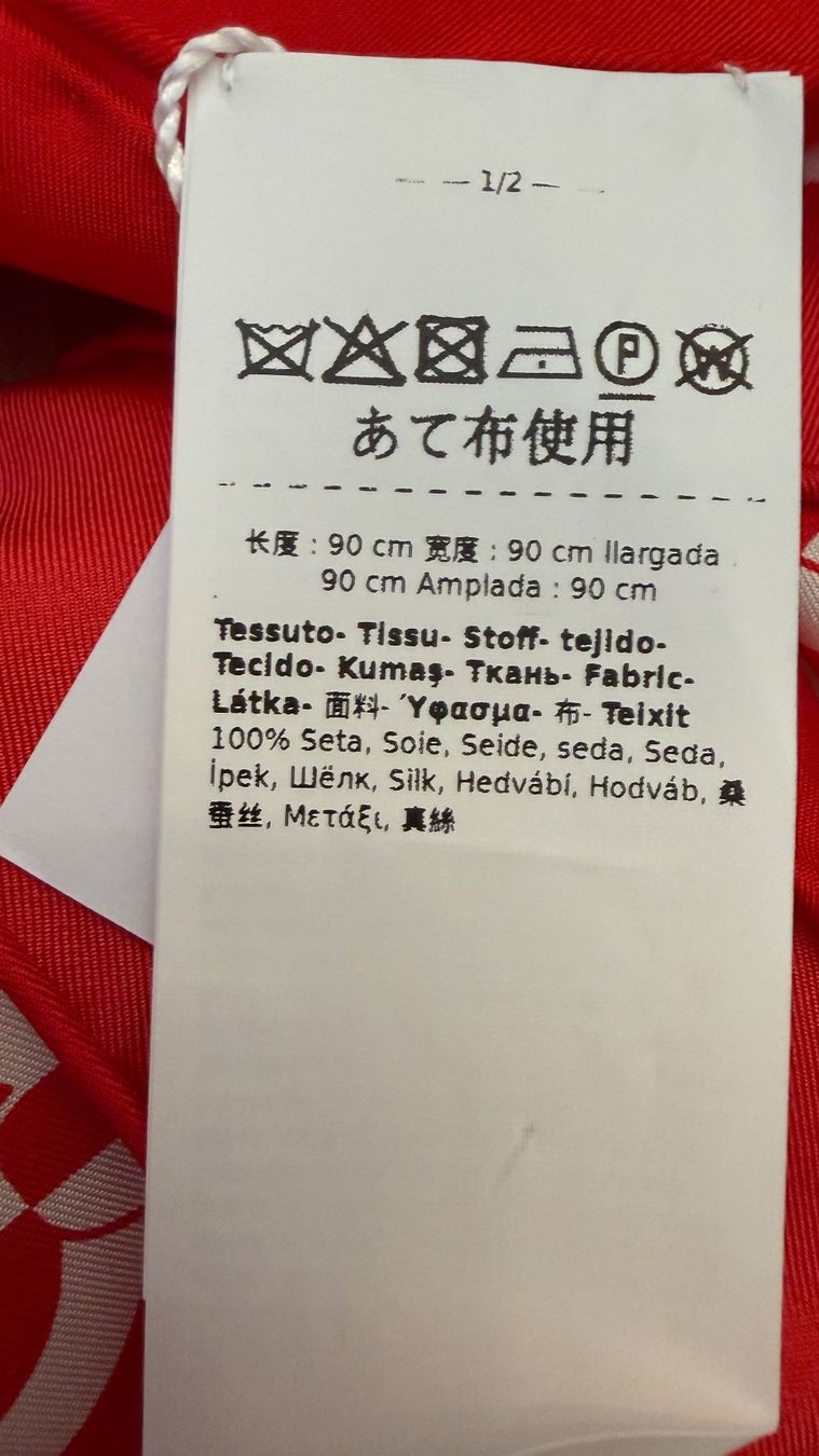 Max Mara Foulards, Tücher & Schals: Original Max Mara Seidentuch Valentino Red Fabric – Neu und originalverpackt aus Faulensee von Liebes_Kind_2019 2